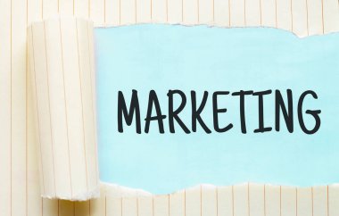 Yırtık beyaz kağıdın arkasında beliren İşaretleme metni