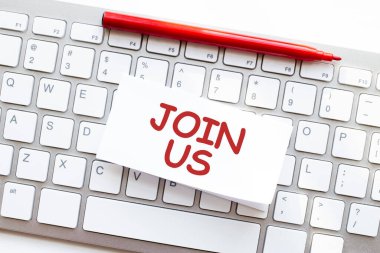 ABD 'ye bilgisayar klavyesindeki yırtık kağıda yazılan kelimeler