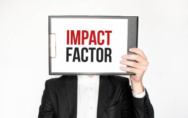 Beyaz arka planda izole edilmiş bir iş adamı tarafından gösterilen kağıtta bekleme sözcüğünü göster. Metin Etkisi Gerçekleştirici