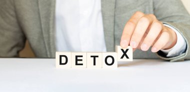 Tahta yapı taşlarından yapılmış bir kelime.