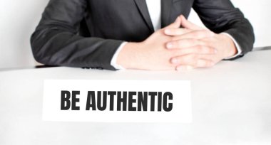 Masada oturan işadamı ve üzerinde 