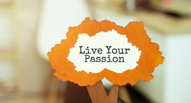 Metni olan bir ağaç figürü. Yaprakların arasında yaşıyor. İş konsepti