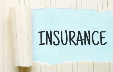 Yırtık beyaz kağıt arkasında görünen INSURANCE metni