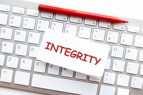 Bilgisayar klavyesindeki yırtık kağıda yazılmış sözcükler