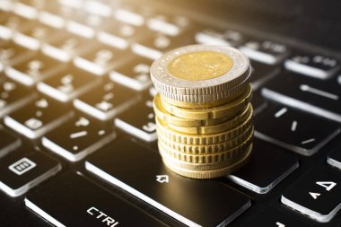 Klavyede yükselen bozuk paralar. İş konsepti. Finans