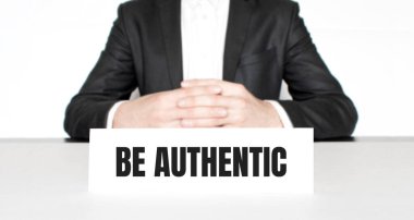 Masada oturan iş adamı ve üzerinde 