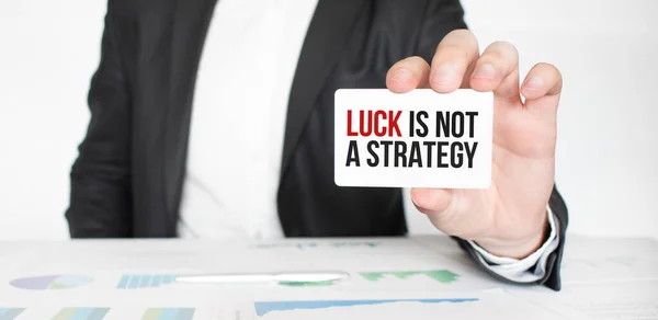 Affärsman Som Innehar Ett Kort Med Text Luck Inte Strategi — Stockfoto