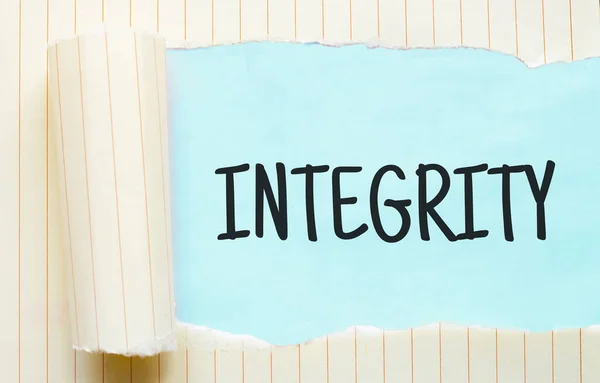 Текст Integrity Являється Рваним Білим Папером — стокове фото