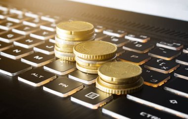 Klavyede yükselen bozuk paralar. İş konsepti. Finans