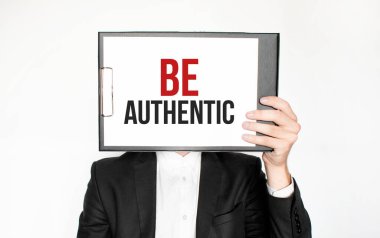 Beyaz arka planda izole edilmiş bir iş adamı tarafından gösterilen kağıtta bekleme sözcüğünü göster. Metin AVUTİK OL