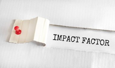 Yırtık sarı kağıdın arkasında görünen metin IMPACT FACTOR