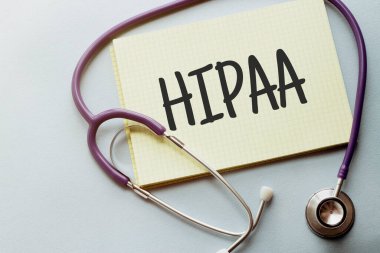 Mor arkaplanda HIPAA yazılı sarı listeli steteskop