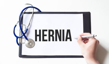 Doktorun elinde HerNIA yazılı bir kart var, tıbbi konsept.