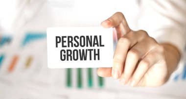 KİŞİ KİŞİ KİŞİ GÖREVİŞ Kart tutan bir iş kadını