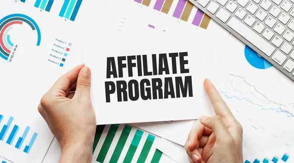 Affärsman Som Innehar Ett Kort Med Texten Affiliate Program Tangentbord — Stockfoto