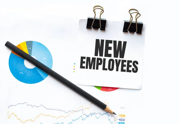 Çalışma Grafikleri Kalemler Üzerinde New Employees Metni Ile — Stok fotoğraf