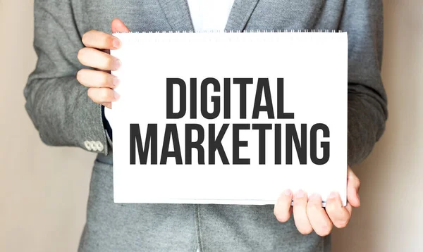 Zakenman Met Een Kaart Met Tekst Digitale Marketing — Stockfoto