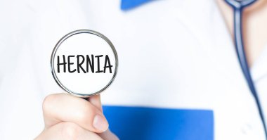 Doktor elinde steteskop tutuyor. Metin kahramanlığı, tıbbi konsept.