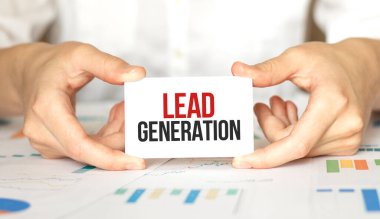 Kart tutan iş kadını yazı-kurşun genellemesi