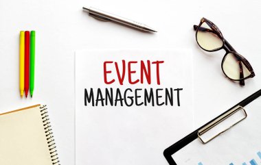 Kağıt tabak, gözlük, not defteri, beyaz arka planda kalem ve kalemler. İş konsepti. Metin Olay Yönetimi