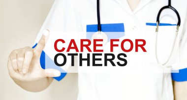 Doktorun elinde diğerleri için mesaj kutusu var. Tıbbi konsept.