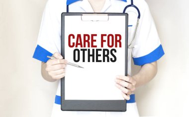 Doktorun elinde diğerleri için mesaj kutusu var. Tıbbi konsept.