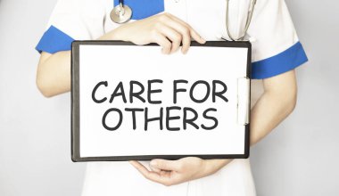 Doktorun elinde diğerleri için mesaj kutusu var. Tıbbi konsept.