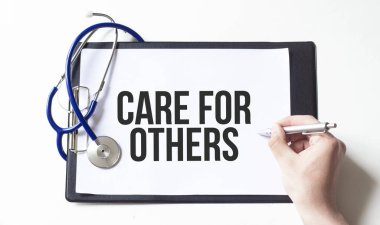 Doktorun elinde diğerleri için mesaj kutusu var. Tıbbi konsept.