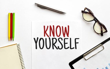 Kağıt tabak, gözlük, not defteri, beyaz arka planda kalem ve kalemler. İş konsepti. SİZİN BİLGİLİR