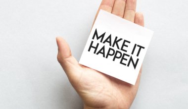 Pembe gömlekli bir iş adamının elinde kağıt kartvizit tutuyordu. Bunu gerçekleştir, yakın plan beyaz arka plan üzerinde izole edilmiş.