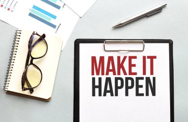 İş konsepti. Metin içeren defter notlar için beyaz kağıt, beyaz arkaplanda gözlük yap