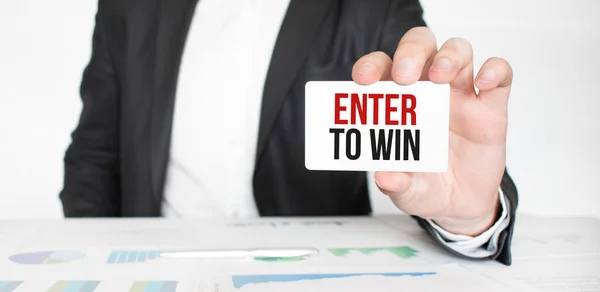 Hombre Negocios Sosteniendo Una Tarjeta Con Texto Enter Win — Foto de Stock