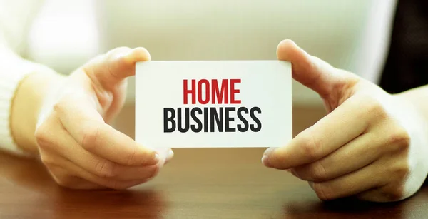 Hombre Negocios Sosteniendo Una Tarjeta Con Texto Home Business — Foto de Stock