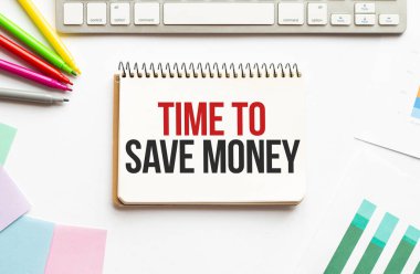 İş adamı para biriktirmek için not defteri tutuyor. Beyaz arka plan. İş dünyası