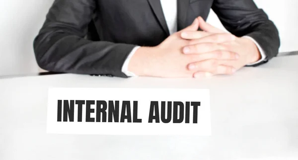 Affärsman Sittande Vid Bordet Och Skylt Med Text Internal Audit — Stockfoto