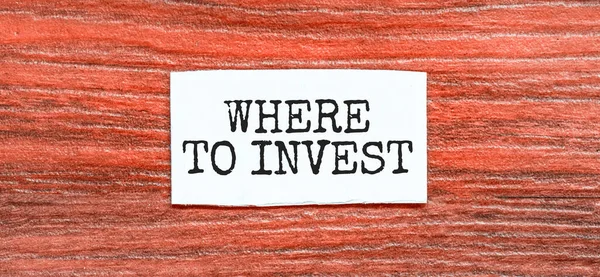 Onde Investir Texto Pedaço Papel Sobre Fundo Madeira Vermelha — Fotografia de Stock