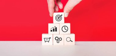 İndirimli hacim artışı iş başarısını sağlar, simge hedefi ve alışveriş arabası sembolü olan yazı tura küpü.