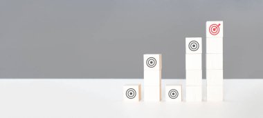 İş stratejisi konsepti. Tahta blokta hedef simgesi olan el düzenleme sembolü, Hedef, Araştırma ve Planlama, Takım Çalışması.