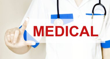 Doktor elinde yazılı bir kart tutuyor. Medikal, tıbbi konsept.