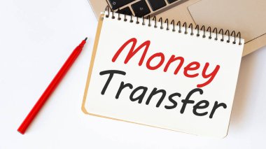 Laptop, kırmızı kalem ve beyaz arka planda metin paralı not defteri.