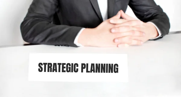 Biznesmen Siedzący Przy Stole Podpis Tekstem Planowanie Strategiczne — Zdjęcie stockowe