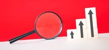 İş geliştirme stratejisi ve Eylem Planı kavramı, iş süreci yönetim simgeleriyle ahşap bloklar ve mavi arkaplanda ok, boşluk kopyala