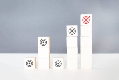 İş stratejisi konsepti. Tahta blokta hedef simgesi olan el düzenleme sembolü, Hedef, Araştırma ve Planlama, Takım Çalışması.