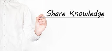 İşadamı şeffaf silme tahtasında siyah kalemle SHARE KNOWLEDGE 'i yazıyor