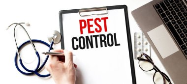 Doktorun elinde PEST Control yazılı bir kart var. Tıbbi konsept.
