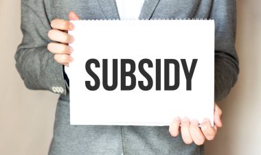 İş adamı elinde bir kart tutuyor.