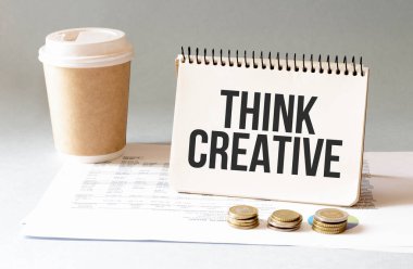 Kırmızı kalemle. Kahve fincanı. Kal. Klavye ve beyaz arka plan. Not defterindeki yaratıcı imzayı düşün.