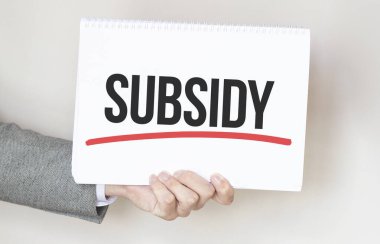 İş adamı elinde bir kart tutuyor.