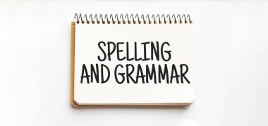 Yazım ve Gramer içeren not defteri. Beyaz arka plan. İş dünyası