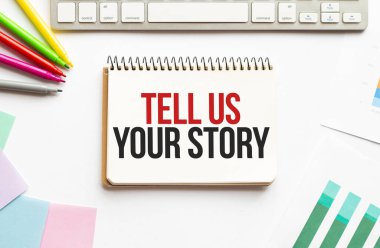 İş adamı not defterini mesajla tut ve bize hikayeni anlat. Beyaz arka plan. İş dünyası